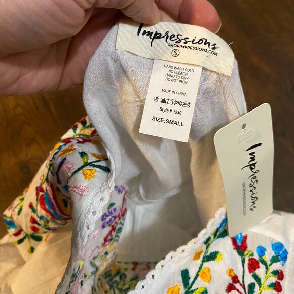 Impressions Garden Villa Embroidered Top White Small NWT - Picture 3 of 3